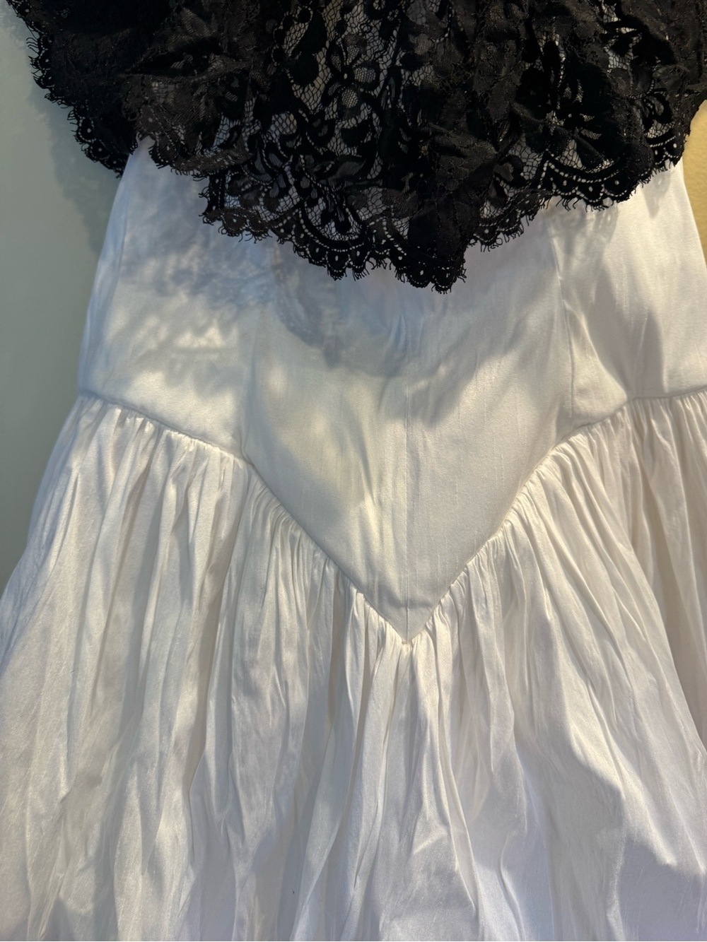 Recollections Victorian Ball Gown White Dupioni Silk Black Alençon Lace Large - Picture 5 of 15